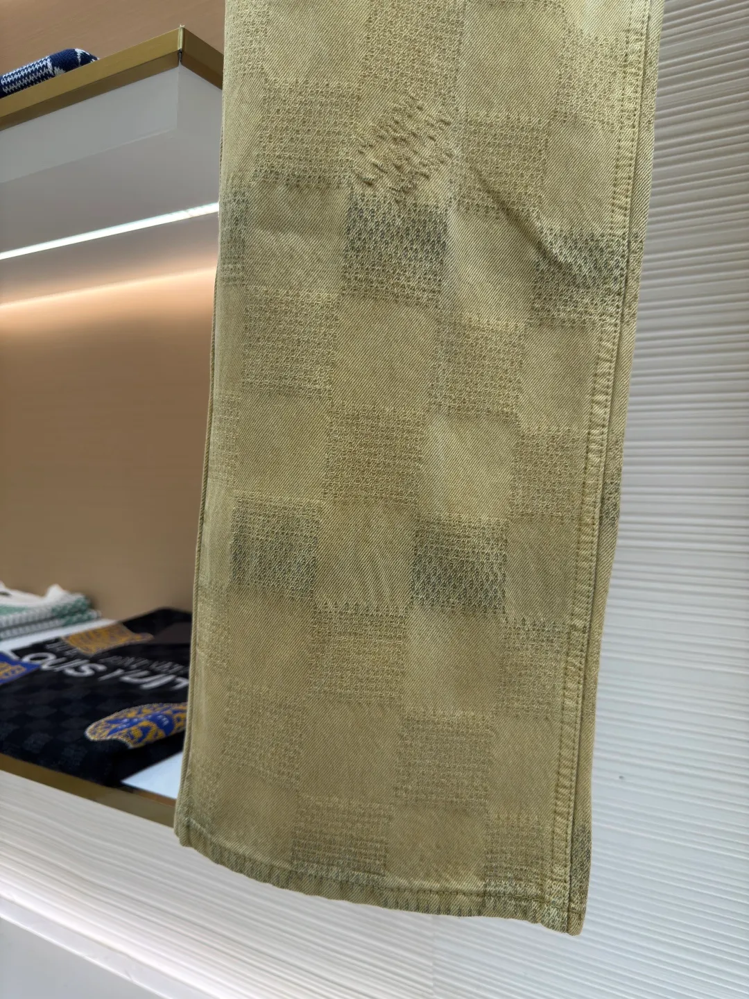 LOUIS VUITTON turquoise denim trousers ●Authentic product: Purchased and developed by 14570 ●Item number: 1680008-B40 ●Material: denim fabric ●Technology: jacquard production ●Version: fitted version ●Weight: about 760 grams ●Size: 30-32-34-36 ●Description: Made of custom-woven denim denim, custom-dyed with counter-color indigo effect to make 3D checkered jacquard process. Through the yarn-dyed jacquard process, various patterns and patterns are woven directly into the fabric during the weaving process, making the surface of the denim appear richer in texture and visual effects. The fabric goes through sand washing process and special dyeing technology! Customized accessories, complete with three standards. The overall wiring is straight and delicate, the fabric is comfortable and soft, and the color is consistent without color difference. It can be matched with the same style to create a fashionable look and control various occasions. Customized accessories, complete with three standards, same style for men and women!